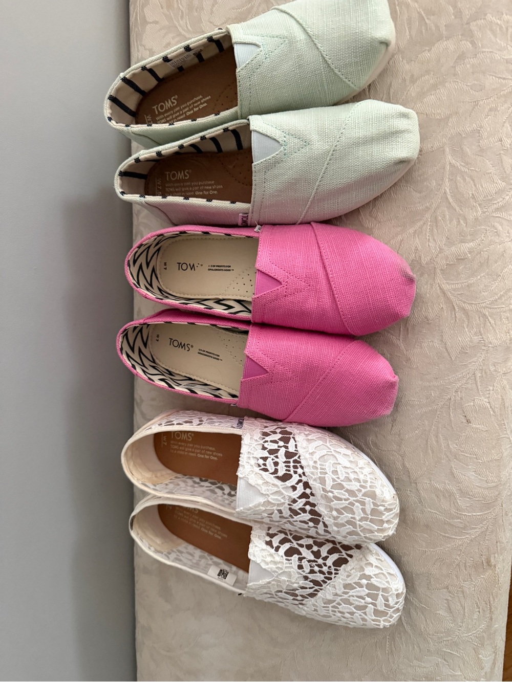 Toms Women’s Slip-On Moccasins in Mint, Pink, and White Lace Excellent